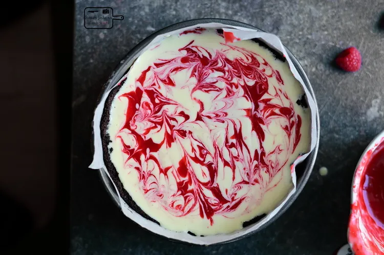 Cheesecake cu oreo și zmeură - Bucătăria familiei mele - www.alexjuncu.ro