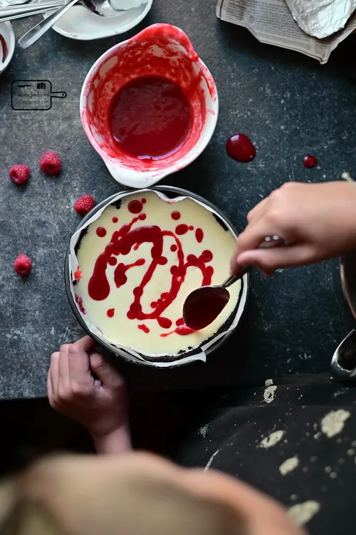 Cheesecake cu ciocolată albă și zmeură - Bucătăria familiei mele - www.alexjuncu.ro