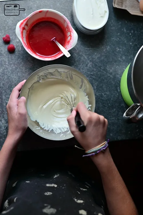 Cheesecake cu ciocolată albă și zmeură - Bucătăria familiei mele - www.alexjuncu.ro