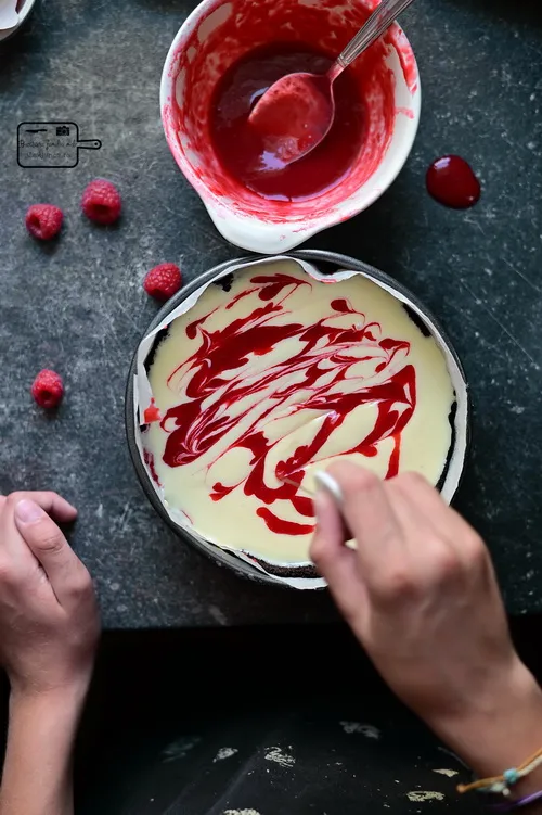 Cheesecake cu ciocolată albă și zmeură - Bucătăria familiei mele - www.alexjuncu.ro