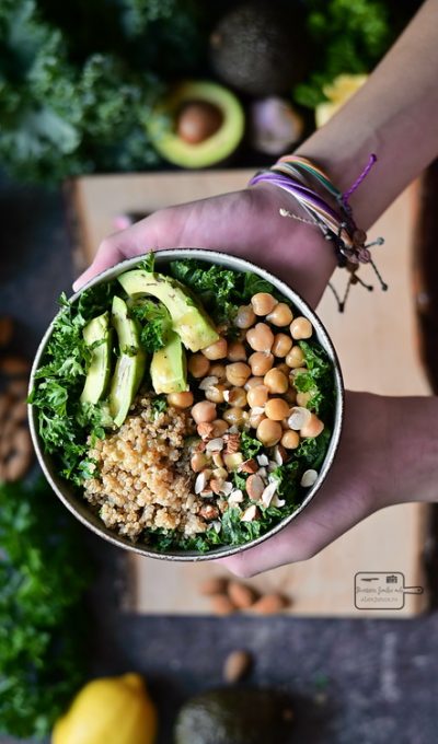 Salată de varză kale cu quinoa și năut / Kale and quinoa Buddha bowl