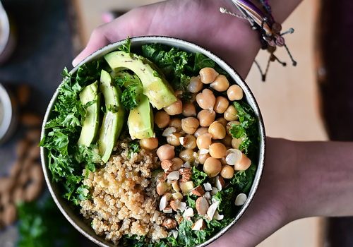 Salată de varză kale cu quinoa și năut / Kale and quinoa Buddha bowl