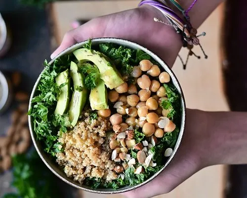 Salată de varză kale cu quinoa și năut / Kale and quinoa Buddha bowl