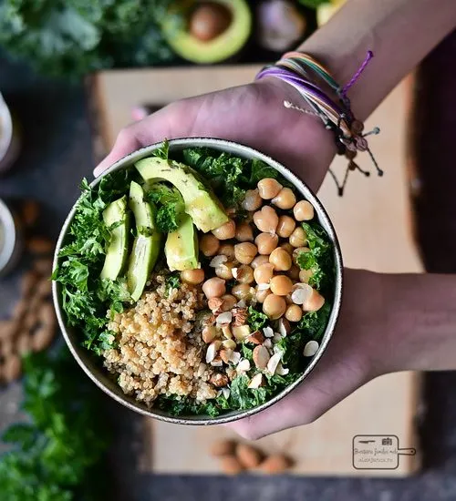 Salată de varză kale cu quinoa și năut / Kale and quinoa Buddha bowl