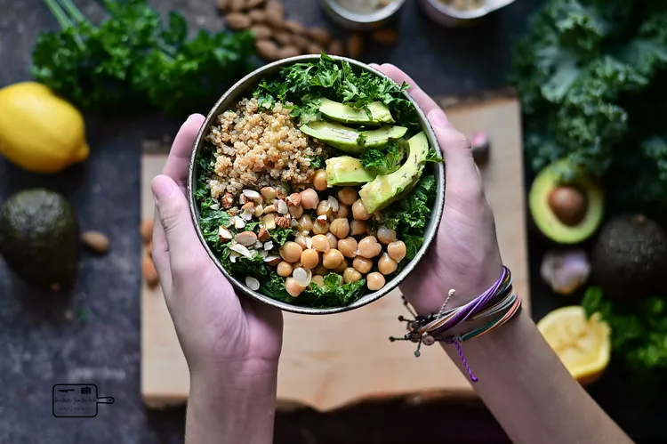 Salata de kale cu năut și quinoa - Bucătăria familiei mele - www.alexjuncu.ro