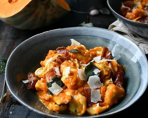 Tortellini alla vodka, cu dovleac copt și salvie