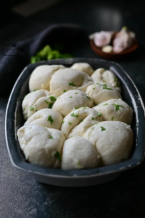 Aluat pull apart garlic bread - Bucătăria familiei mele - www/alexjuncu.ro