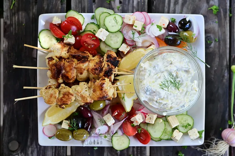 Frigărui de pui cu tzatziki - Bucătăria familiei mele - www.alexjuncu.ro