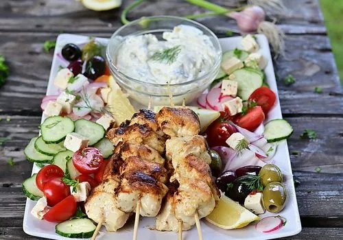 Frigărui de pui și tzatziki cu dovlecel galben