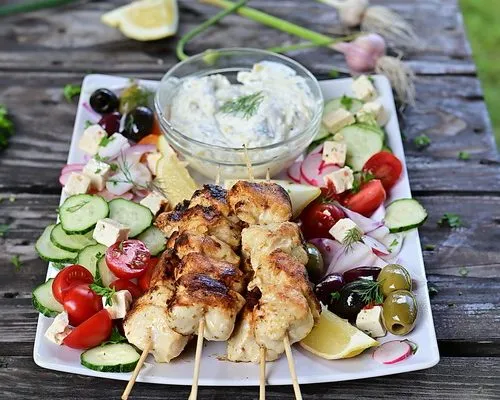 Frigărui de pui și tzatziki cu dovlecel galben
