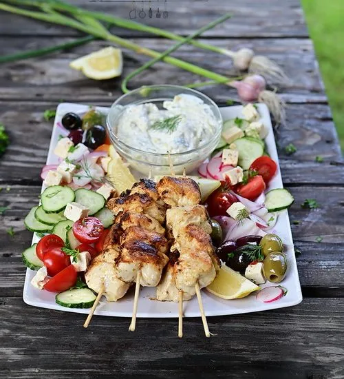 Frigărui de pui și tzatziki cu dovlecel galben