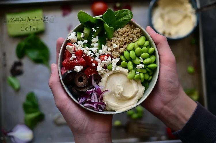 Salata cu hummus și edamame - Bucătăria familiei mele - www.alexjuncu.ro