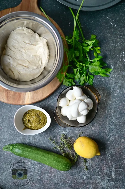 Ingrediente pizza cu zucchini - Bucătăria familiei mele - www.alexjuncu.ro
