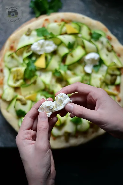 Pizza cu mozzarella- Bucătăria familiei mele- www.alexjuncu.ro