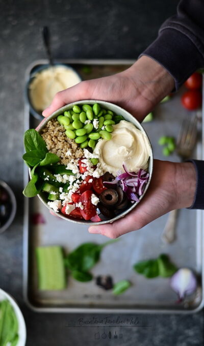 Salata Mediteraneană cu hummus și edamame /  Mediterranean buddha bowl