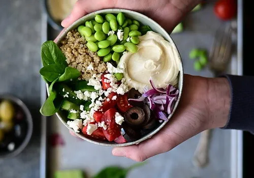 Salata Mediteraneană cu hummus și edamame /  Mediterranean buddha bowl