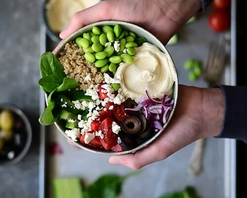 Salata Mediteraneană cu hummus și edamame /  Mediterranean buddha bowl