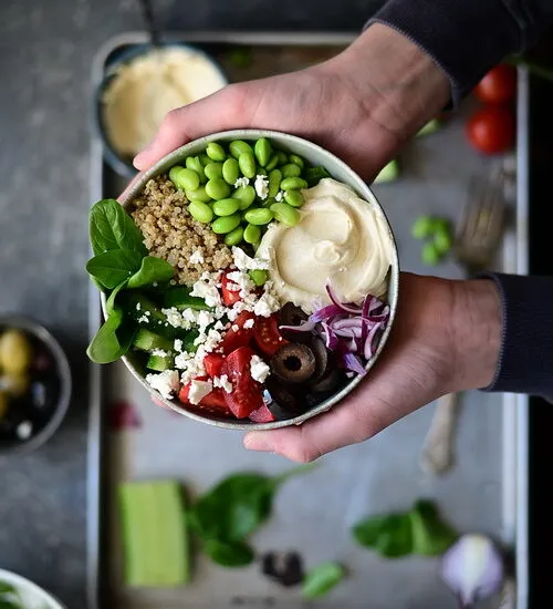 Salata Mediteraneană cu hummus și edamame /  Mediterranean buddha bowl
