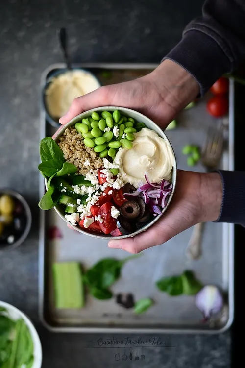 Salata Mediteraneana cu hummus și edamame - Bucătăria familiei mele - www.alexjuncu.ro