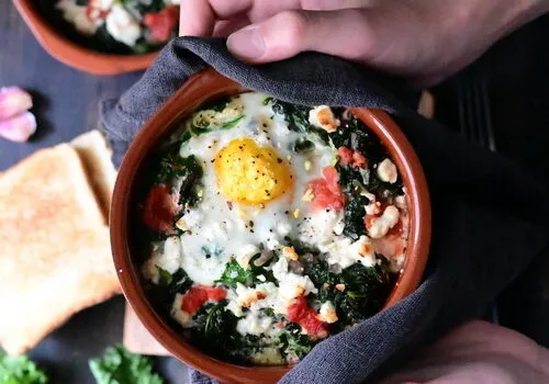 Oua la cuptor cu marinara, feta și kale