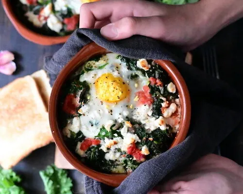 Oua la cuptor cu marinara, feta și kale