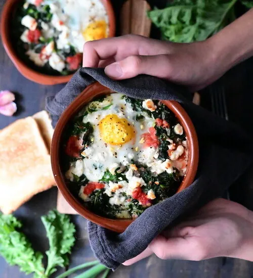 Oua la cuptor cu marinara, feta și kale