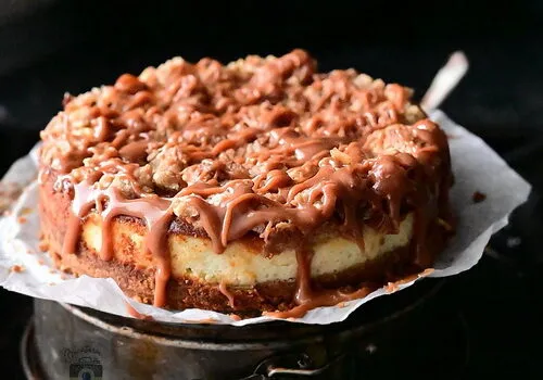 Cheesecake cu mere, crumble și caramel sărat