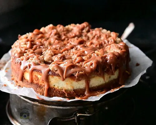 Cheesecake cu mere, crumble și caramel sărat