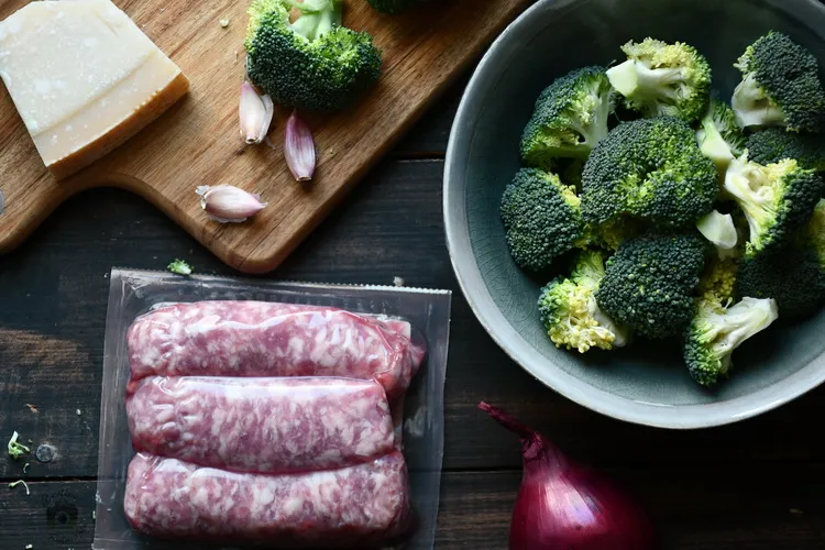 Broccoli cu cârnați - www.alexjuncu.ro - Bucătăria familiei mele