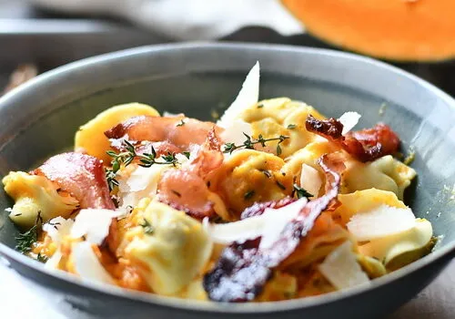 Tortellini carbonara cu dovleac copt și bacon