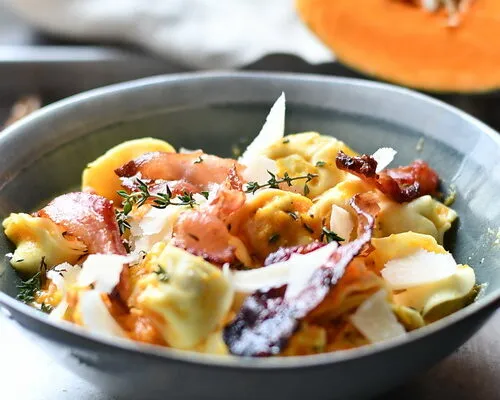 Tortellini carbonara cu dovleac copt și bacon