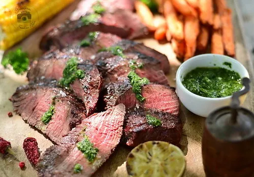 Scamone la grătar, marinadă cu vin roșu, chimichurri