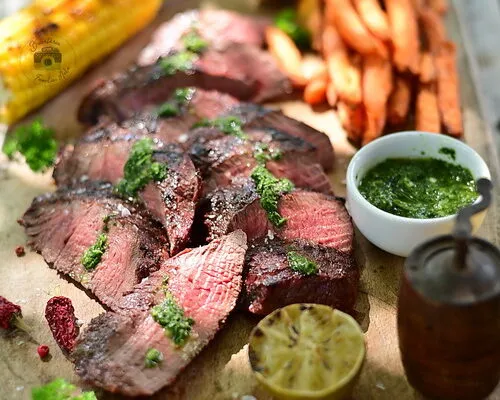 Scamone la grătar, marinadă cu vin roșu, chimichurri