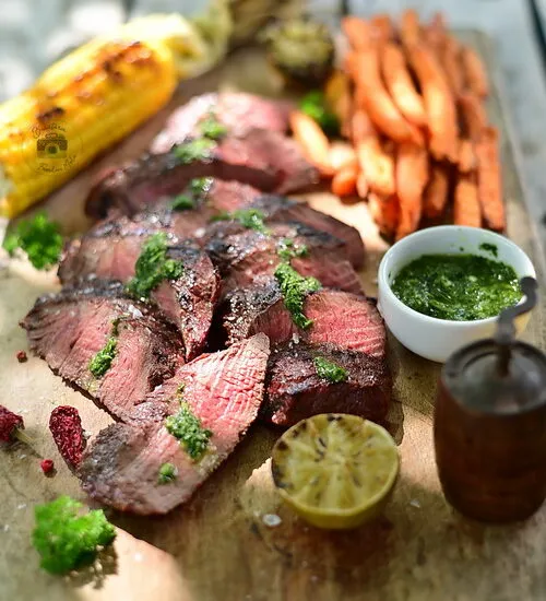 Scamone la grătar, marinadă cu vin roșu, chimichurri
