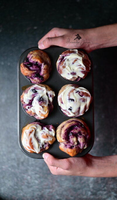 Rulouri răsucite cu afine și glazură din cremă de brânză