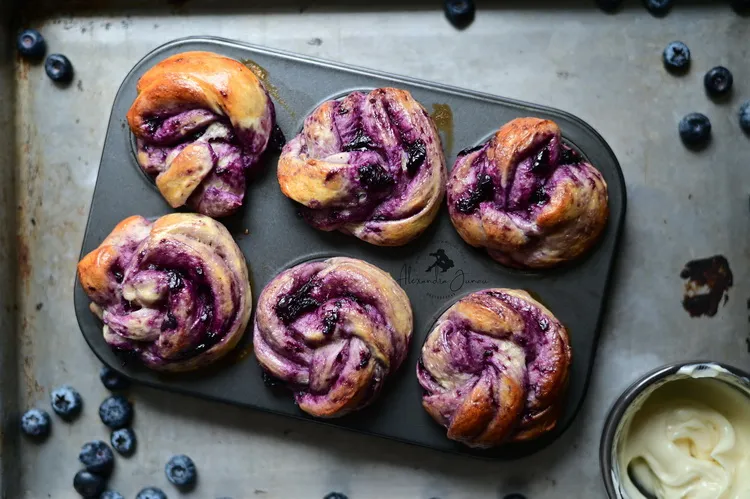 Rolls cu crema de brânză - Bucătăria familiei mele - www.alexjuncu.ro