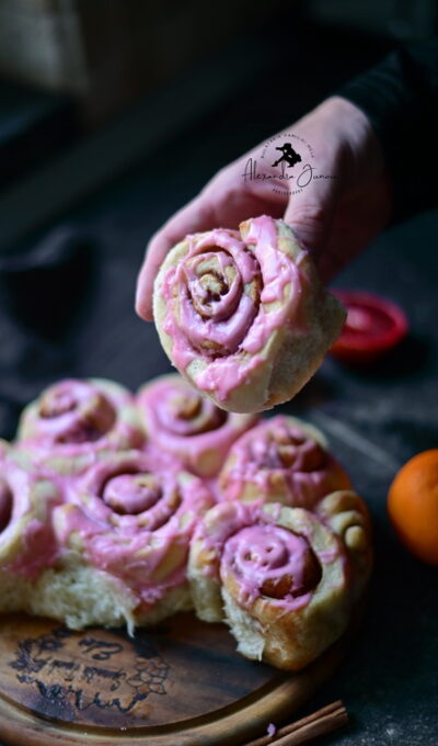 Rulouri cu scorțișoară și portocale roșii