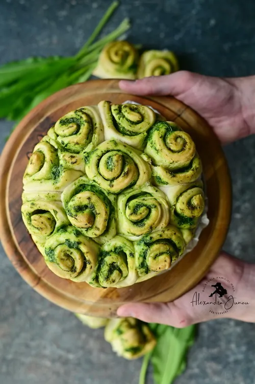 Pull apart wild garlic bread - Bucataria Familiei mele - www.alexjuncu.ro
