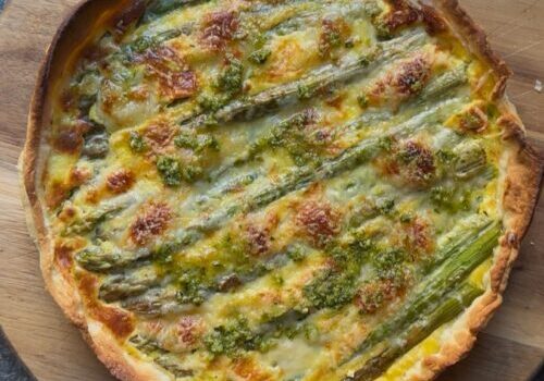 Tartă cu sparanghel, brânzeturi și pesto – rețetă simplă, rapidă și delicioasă