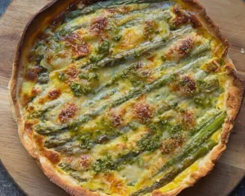 Tartă cu sparanghel, brânzeturi și pesto – rețetă simplă, rapidă și delicioasă