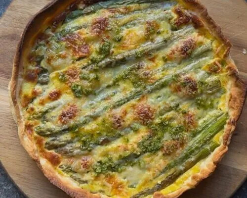Tartă cu sparanghel, brânzeturi și pesto – rețetă simplă, rapidă și delicioasă