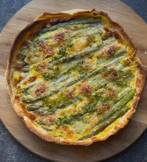Tartă cu sparanghel, brânzeturi și pesto – rețetă simplă, rapidă și delicioasă