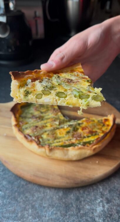  tarta cu sparanghel, feta, mini mozzarella, parmezan și pesto