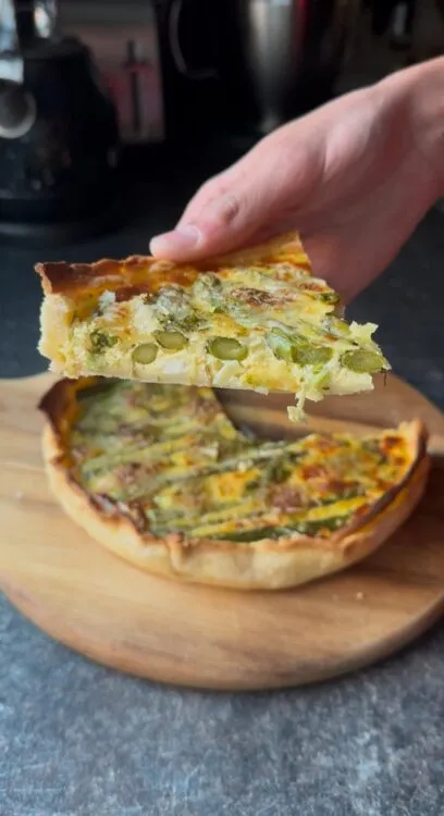  tarta cu sparanghel, feta, mini mozzarella, parmezan și pesto