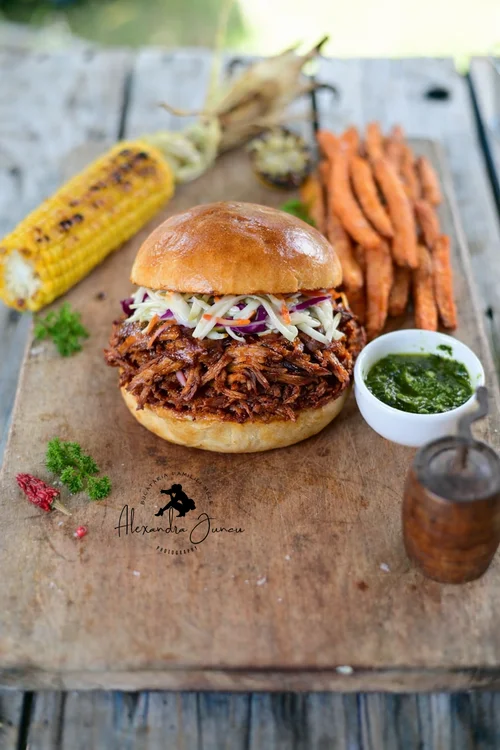 Pulled pork burger - Bucataria Familiei mele - www.alexjuncu.ro